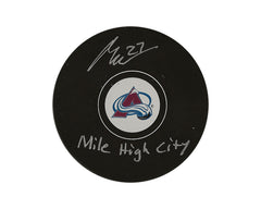 Disco de hockey modelo Colorado Avalanche autografiado por Oskar Olausson con la inscripción "Mile High City"-1