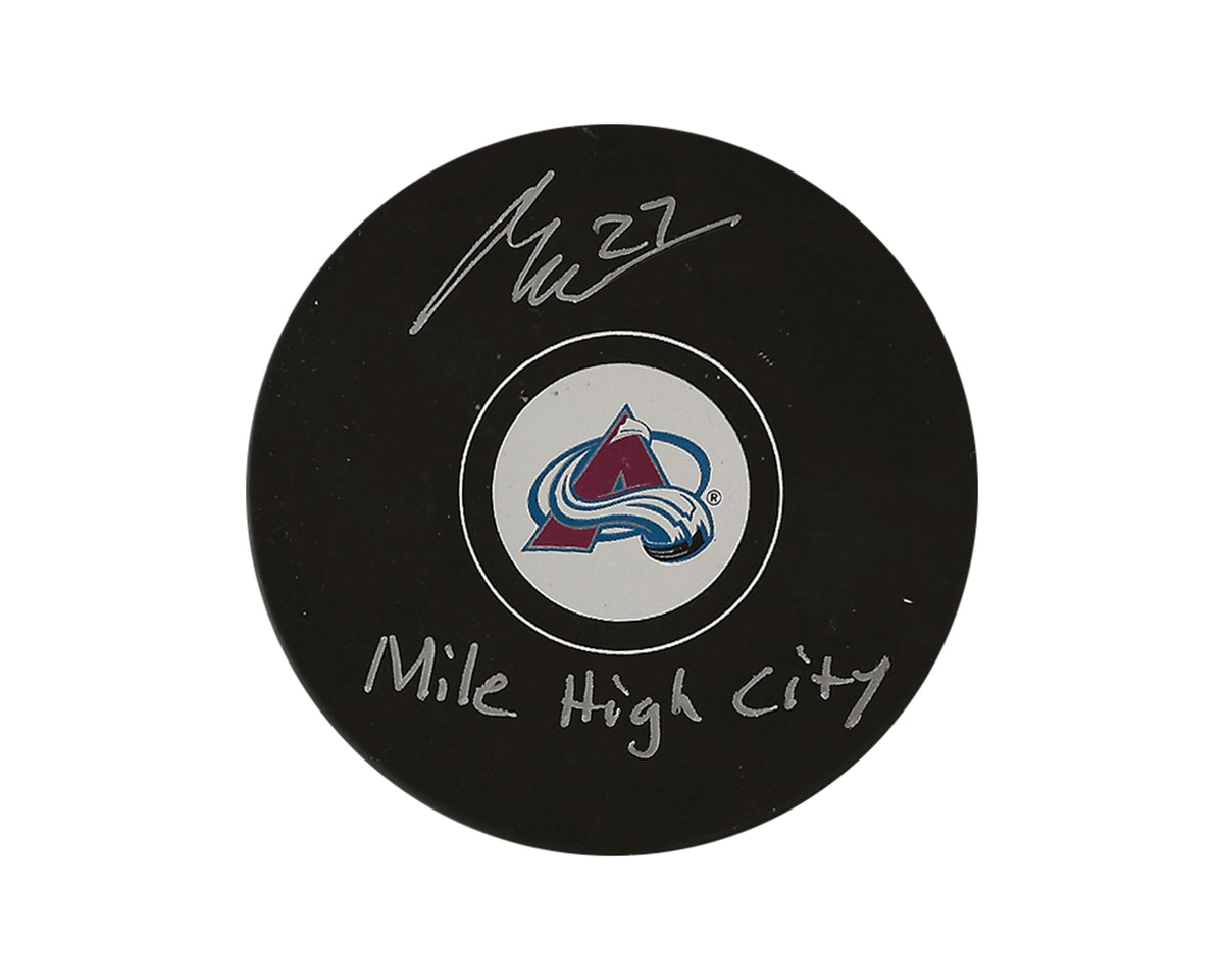 Disco de hockey modelo Colorado Avalanche autografiado por Oskar Olausson con la inscripción "Mile High City"