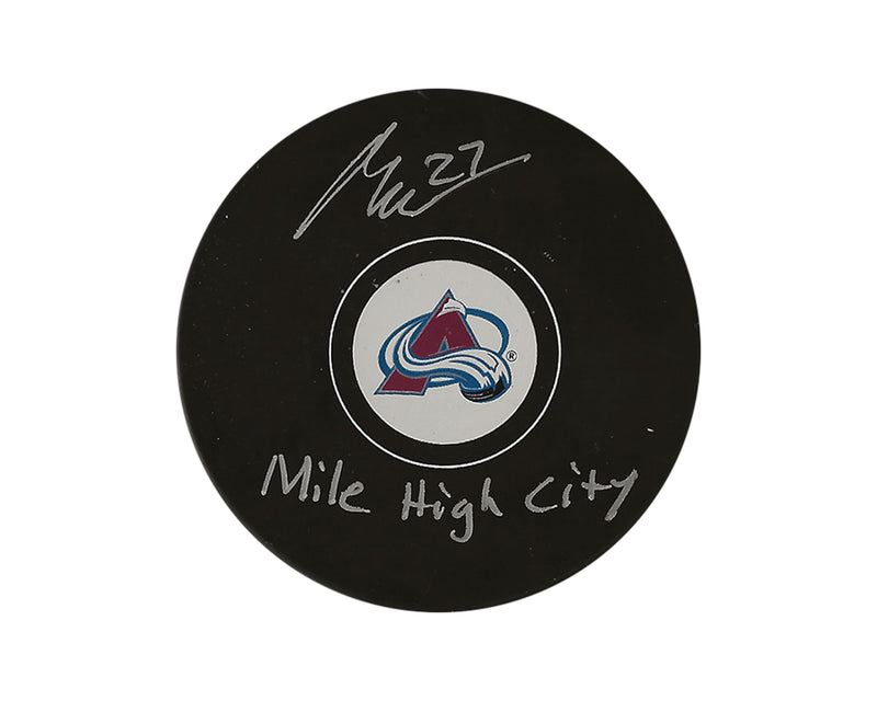 Disco de hockey modelo Colorado Avalanche autografiado por Oskar Olausson con la inscripción "Mile High City"-1