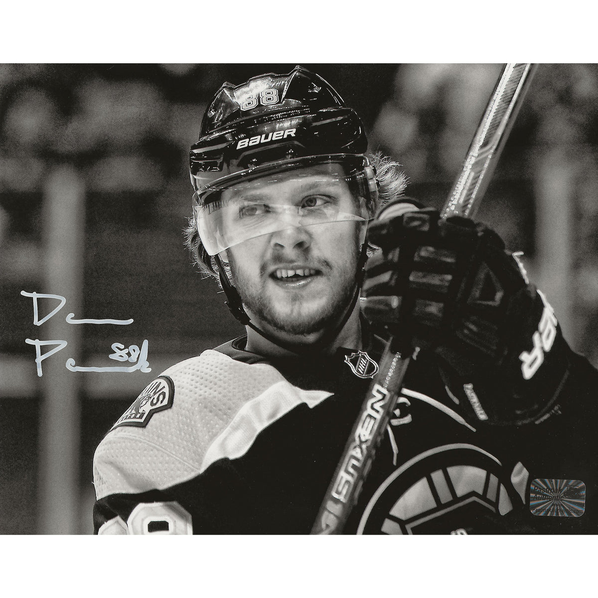 Fotografía de 8x10 en blanco y negro, en primer plano, de los Boston Bruins autografiada por David Pastrnak-1