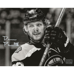 Fotografía de 8x10 en blanco y negro, en primer plano, de los Boston Bruins autografiada por David Pastrnak-1