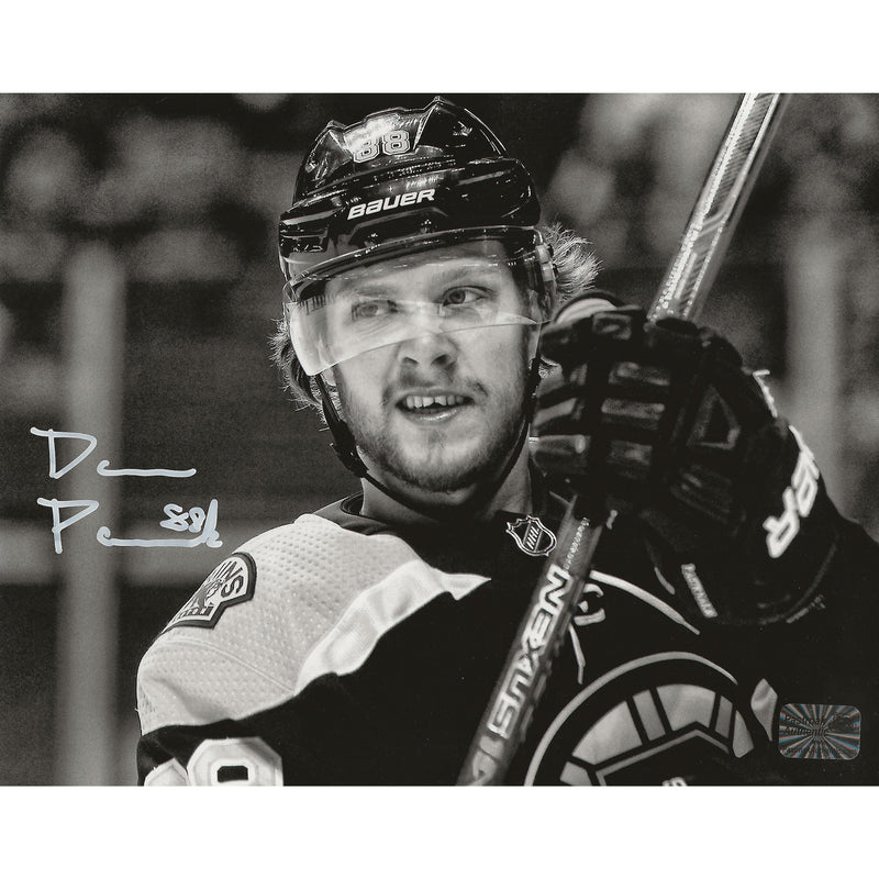 Fotografía de 8x10 en blanco y negro, en primer plano, de los Boston Bruins autografiada por David Pastrnak-1