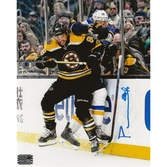 Fotografía 8x10 autografiada por David Pastrnak de un choque contra la valla de los Boston Bruins-1