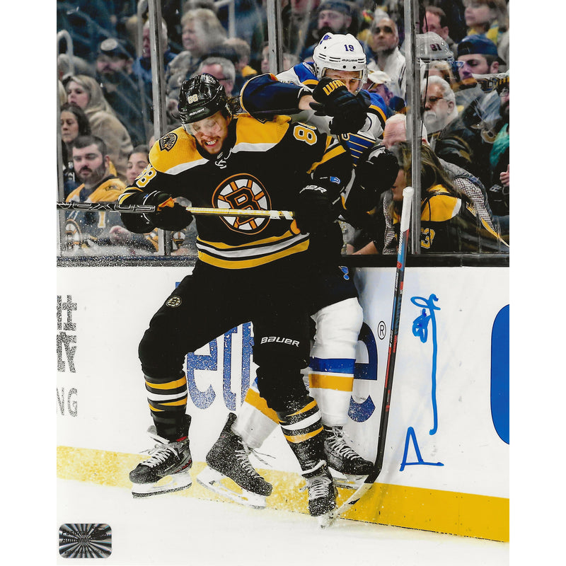 Fotografía 8x10 autografiada por David Pastrnak de un choque contra la valla de los Boston Bruins-1