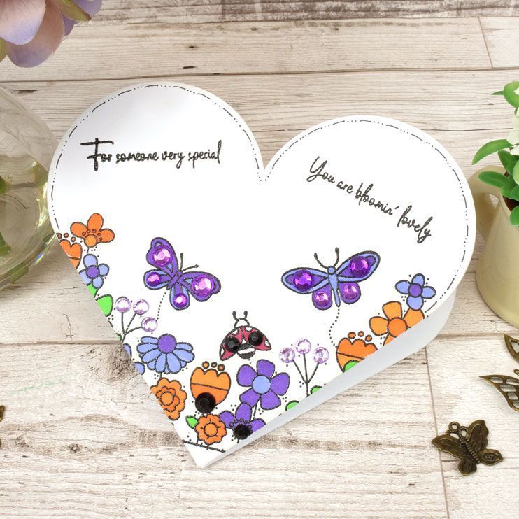 Tarjetas y sobres de lujo con forma: Tarjeta con pliegue en forma de corazón-2