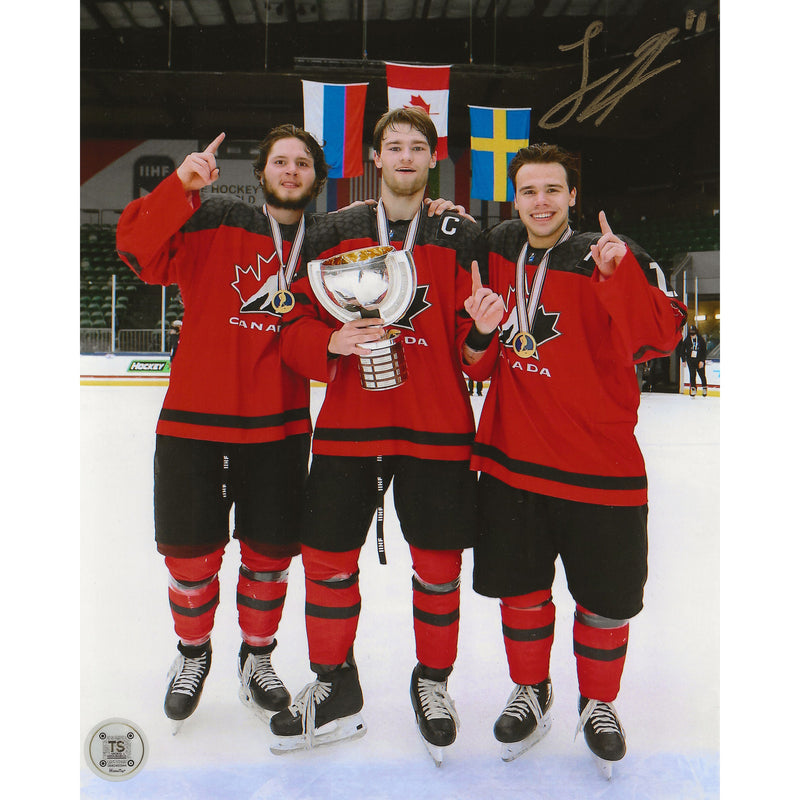 Fotografía de 8x10 de Logan Stankoven, capitán del equipo de Canadá sub-18 en 2021, autografiada con la celebración del trofeo-1